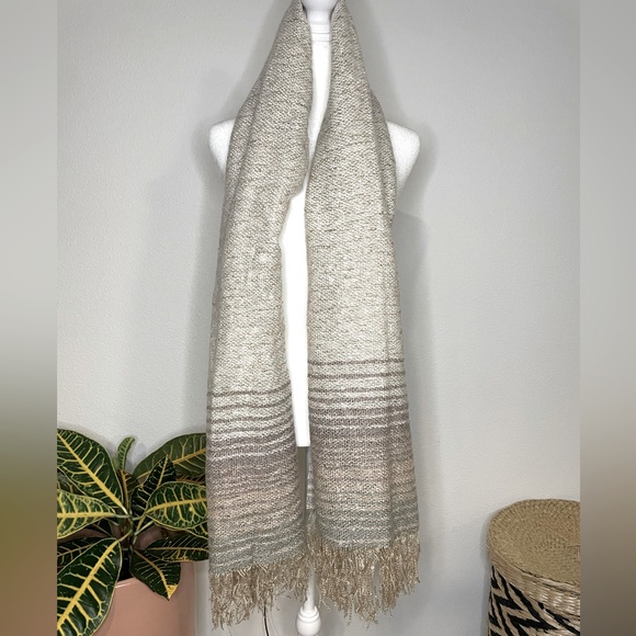 Knitted Stripped Blanket Scarf with Tassels EUC - Picture 4 of 4